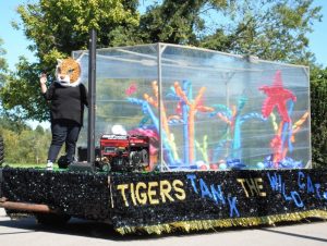 DCHS Senior Class Wins 1st Place for float entry in Homecoming Parade