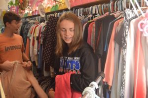 DWS students Volunteer for Smithville First Baptist Clothing Closet