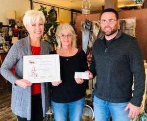 Live Store Window Display: Overall Winner: Old Timers Antiques’ Old Fashion Christmas. Pictured l-r Chamber Director Suzanne Williams, Old Timers’ Antique Manager Judy Hatfield, Smithville Mayor Josh Miller