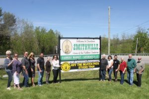 Off the Beaten Path Shows Off New Sign: Pictured: left to right: Chamber Director Suzanne Williams, Jessica Higgins, Robin Driver, Kristie Driver, Smithville Mayor Josh Miller, Kathy Hendrixson of Justin Potter Library, Smithville Alderman Gayla Hendrix, Crafters and Artisans Claudia Lee, Lauren Bryant, Abraham Pardee, Sherri Cratty, Rob Harvey, and Louis Colombarini.