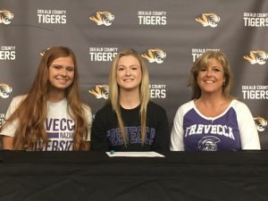 Anna Chew with her sister Ashli Chew (left) and mother Lori Chew (right)