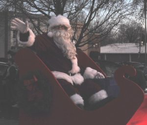 Santa arrives for Smithville Christmas Parade