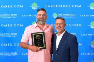 Center Hill Lake agent Tony Luna was honored with the Big Wave Award for his achievements in real estate at Lake Homes Realty’s 8th Annual National Agent Summit, held October 12 – 14, 2021.