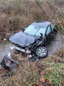 A 30 year old Warren County woman escaped injury after her car plunged off an embankment into a creek off West Broad Street near Patty’s Restaurant in Smithville last week. (Jim Beshearse photo)