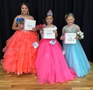 8-year-old Cortlynn Bree Joins (CENTER) is the Miss Jamboree Queen in the 7–10-year-old age group. She is the daughter of Brandon and Stephanie Joins of Gallatin. Joins won the title last Saturday during the annual pageant Stella Grace Adcock (RIGHT) received 1st runner-up. She is the 8-year-old daughter of Byron and Paige Adcock of Smithville. Second runner-up went to 10-year-old Arraya Jenae Taylor (LEFT) of Smithville, daughter of Angie Taylor.