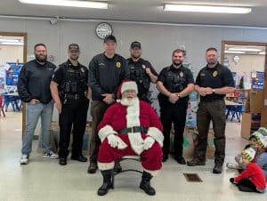 Smithville Mayor Josh Miller with Police Chief Mark Collins and members of Smithville Police Department with Santa at Head Start Center (Shawna Willingham photo)