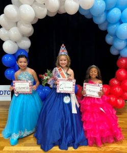 Wrigley Jared (center) was crowned the 2025 Miss Jamboree Queen in the age 7-9 category Saturday. She also took home optional awards for Prettiest Attire and Most Photogenic. Julie Chandyna (left) was 1st runner-up. She also received optional awards for Prettiest Eyes and Prettiest Smile. Brinleigh Cole Bain (right) was 2nd runner-up. She won for Prettiest Hair and the People’s Choice Award.